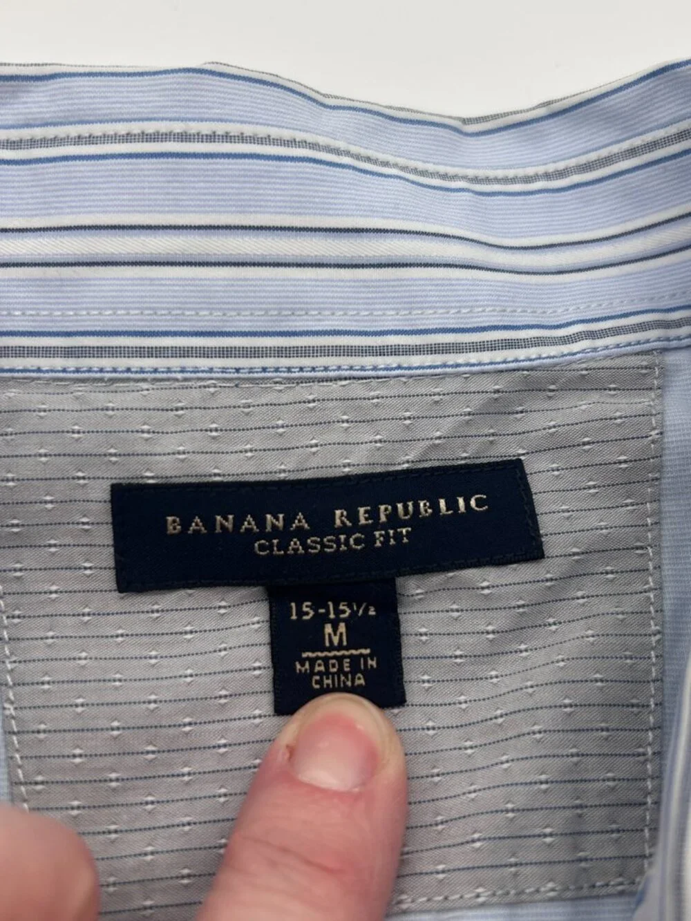 Banana Republic Men's Classic Fit 100% Cotton‎ Button Front shirt - Size M